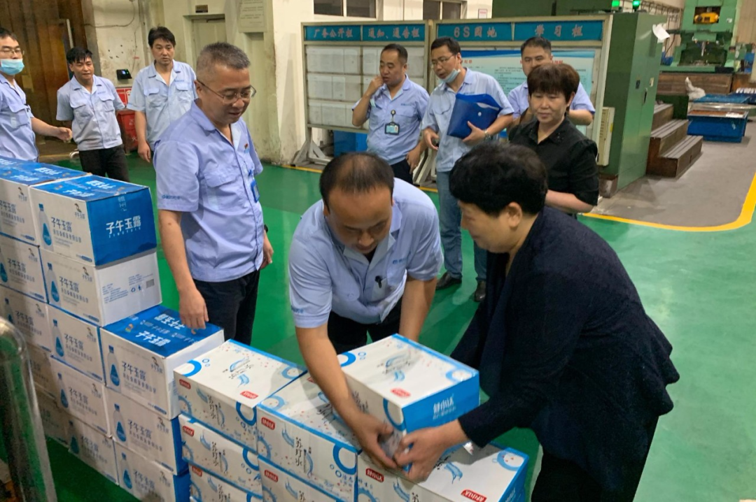 ?陕西省总工会党组成员李秀华一行到秦川集团慰问一线职工
