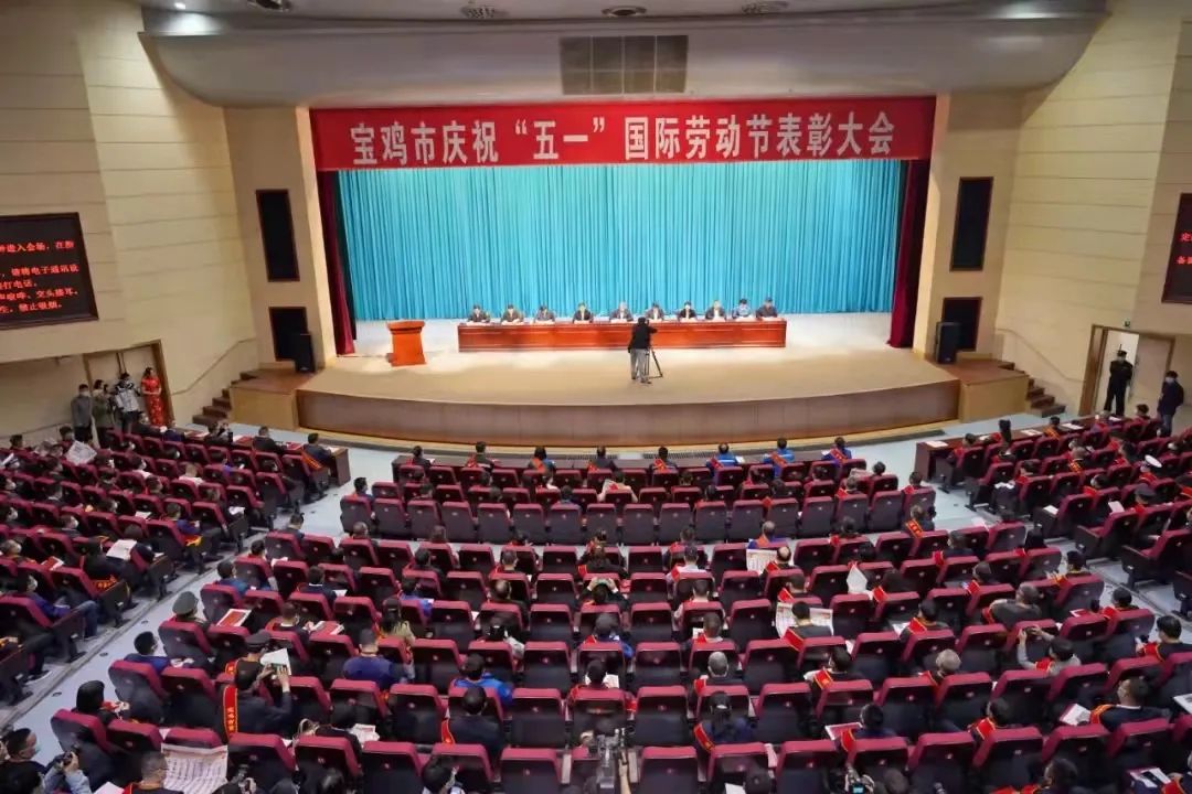 致敬劳模 进建先进